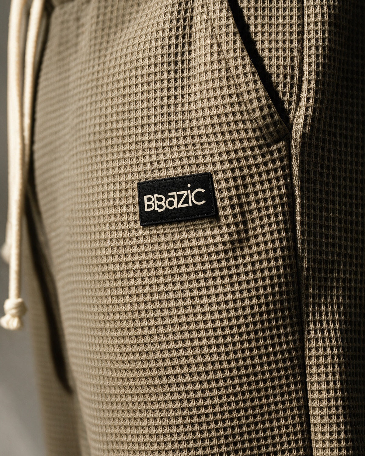 Softloom waffle pants in Khaki, woven BBazic label close-up
