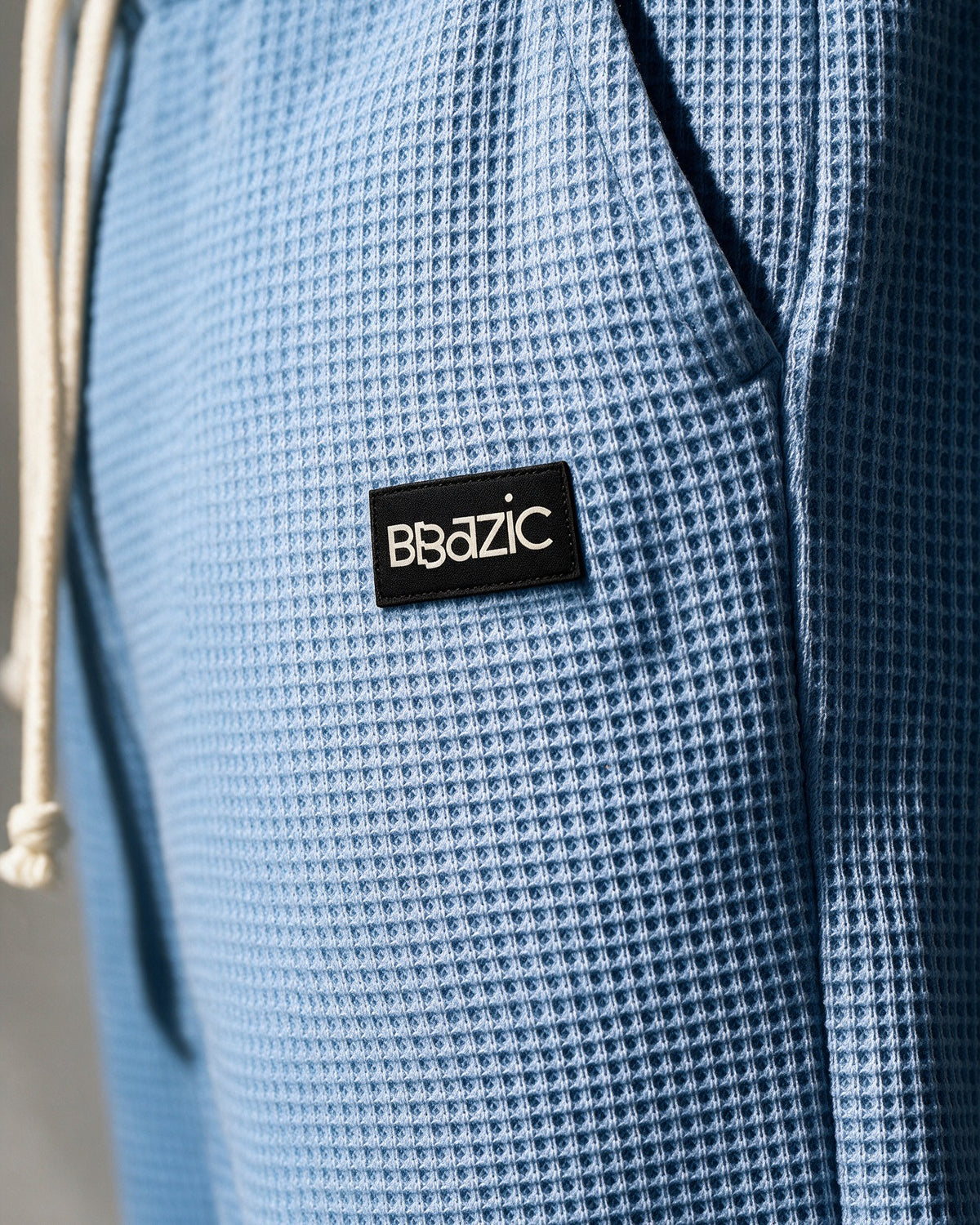 Softloom waffle pants in Light Blue, woven BBazic label close-up