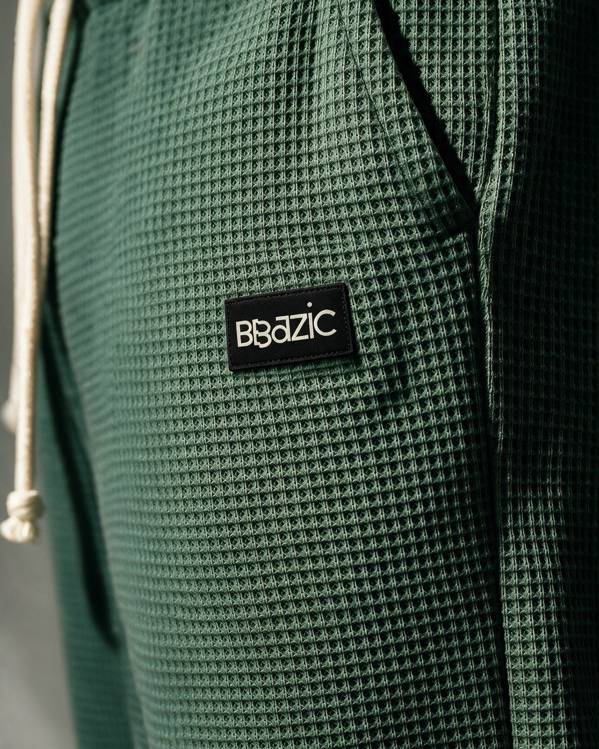 Softloom waffle pants in Dark Green, woven BBazic label close-up