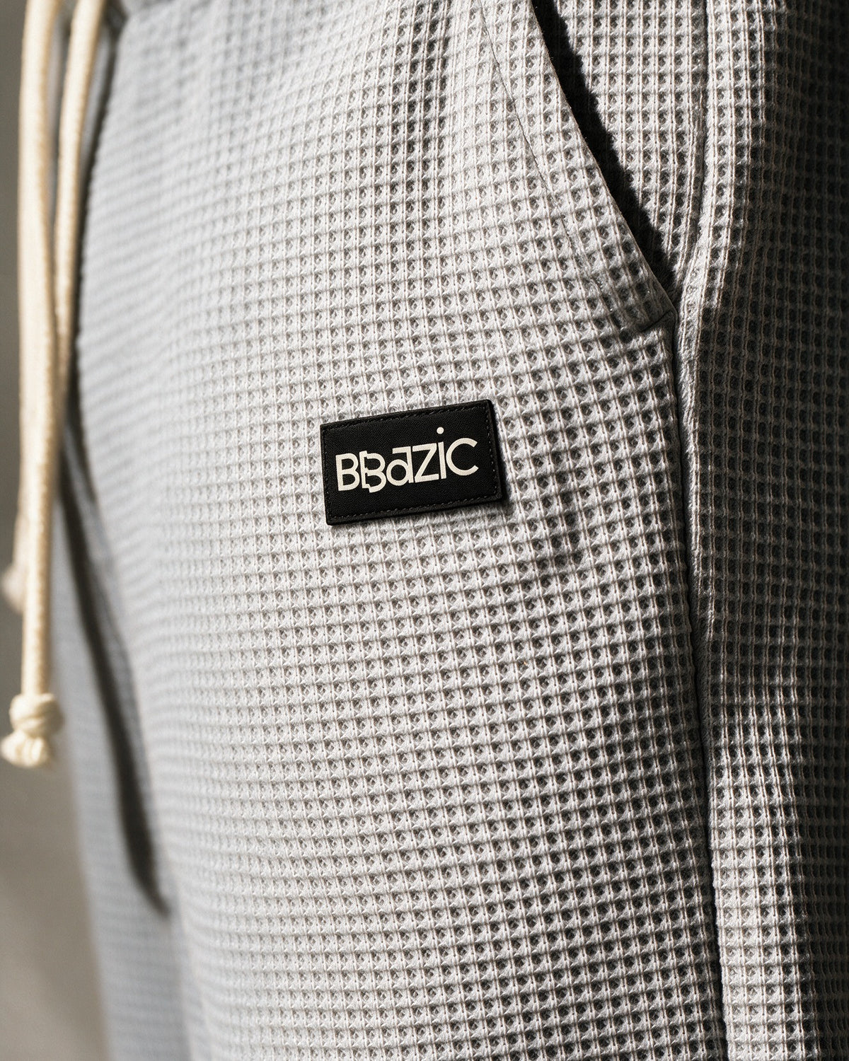 Softloom waffle pants in Light Gray, woven BBazic label close-up