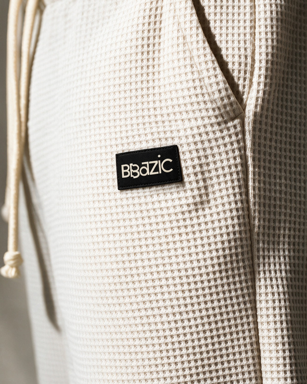 Softloom waffle pants in White, woven BBazic label close-up